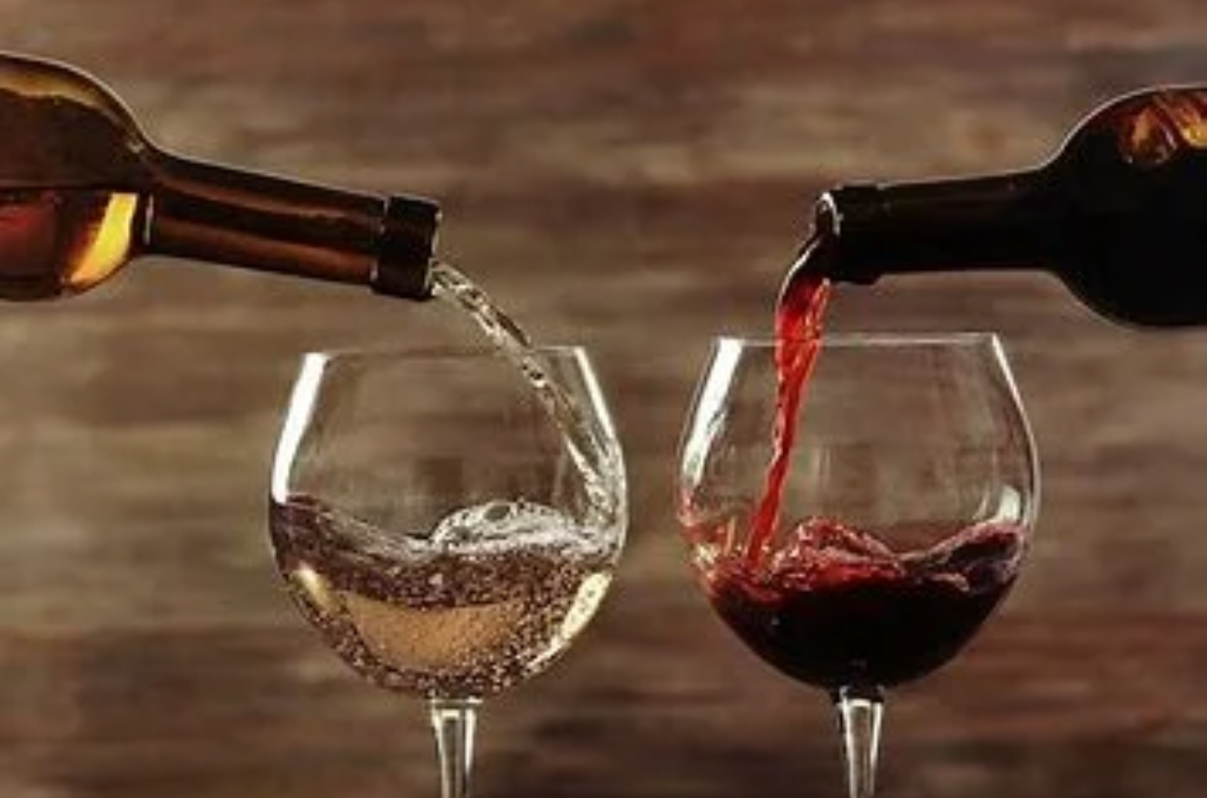deux verres de vin de dégustation blanc et rouge