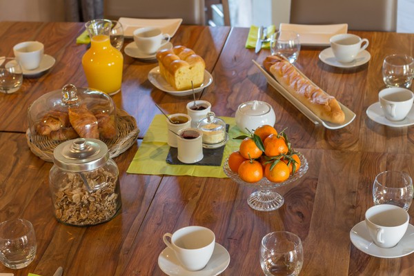 La table du petit déjeuner aux Divines Bourgogne maison d'hôtes