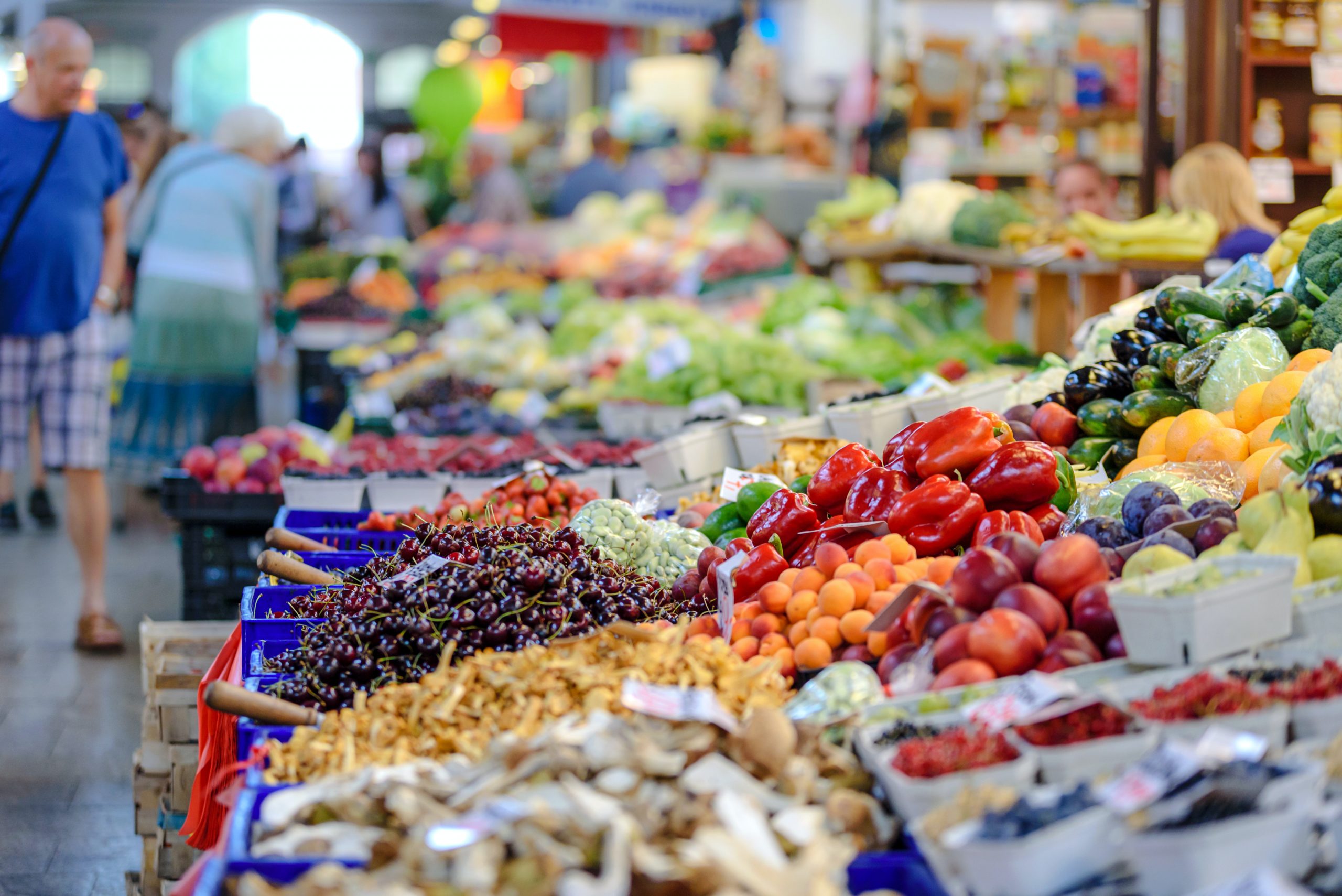 étals de marché fruits et légumes