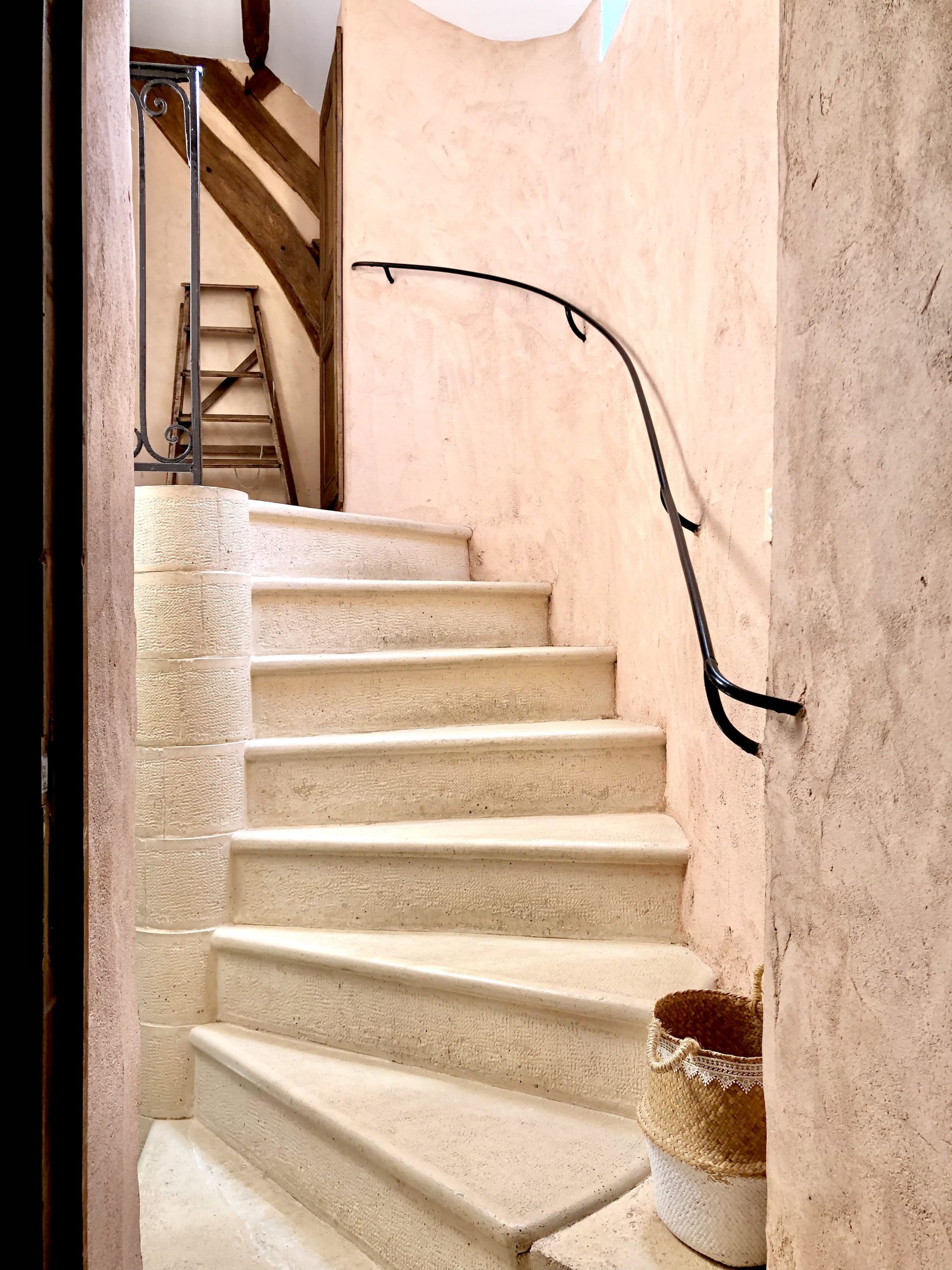 Les Divines Bourgogne - escalier en pierre